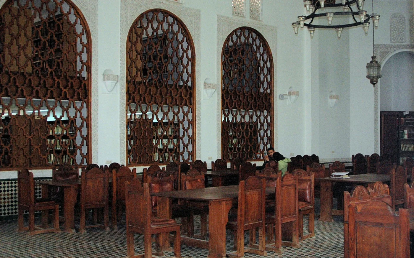 Salle de lecture de la bibliothèque al-Quaraouiyine à Fès (Wikimedia)