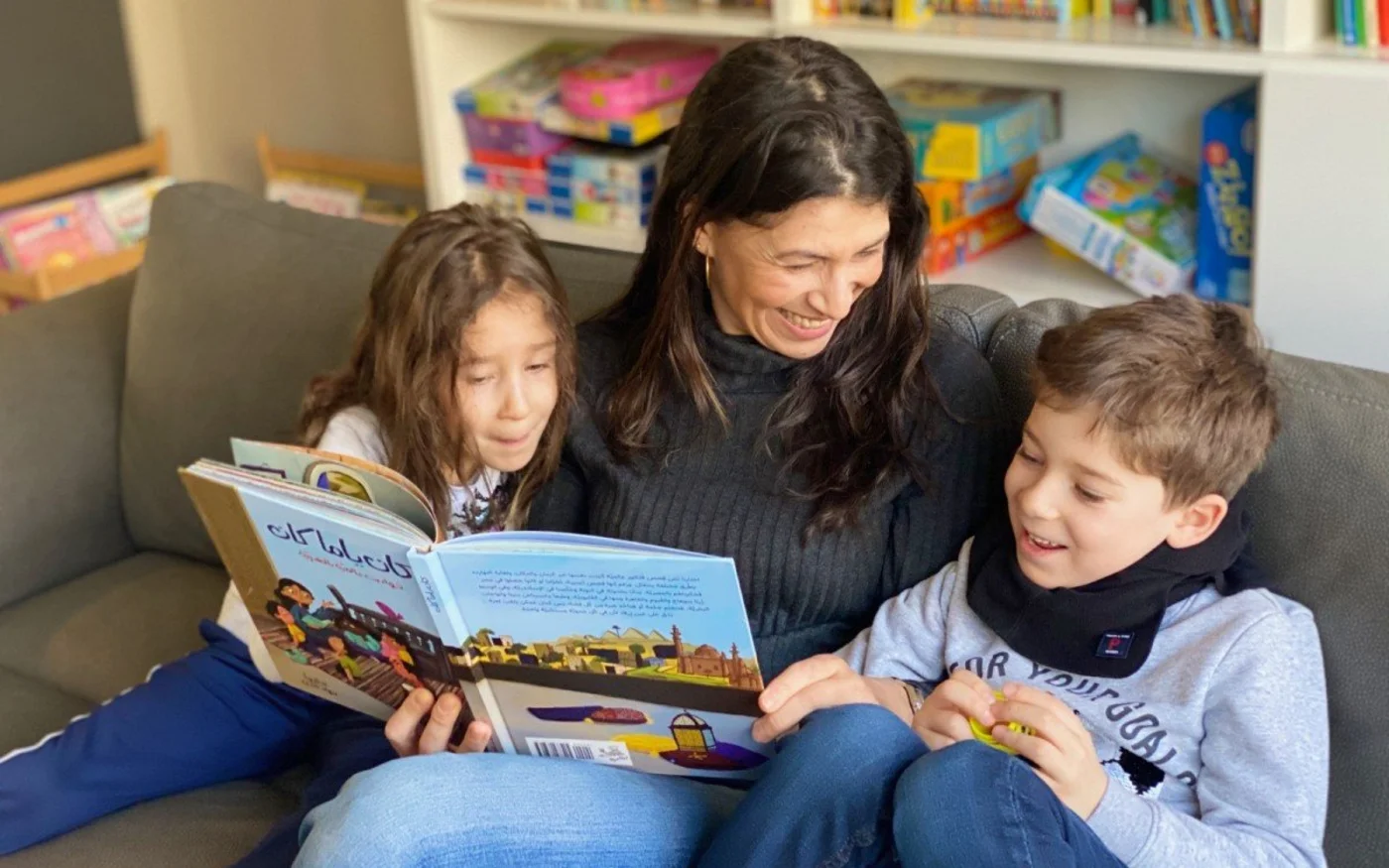 Riham Shendy lit son nouveau livre, Kan ya ma kan, à ses jumeaux (Riham Shendy)