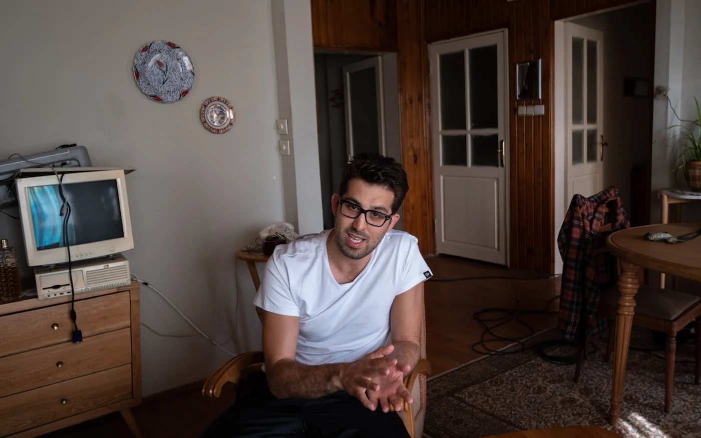 L'acteur Dogu Demirkol, à Beykoz, dans la banlieue d'Istanbul, le 20 mai 2020 (AFP)