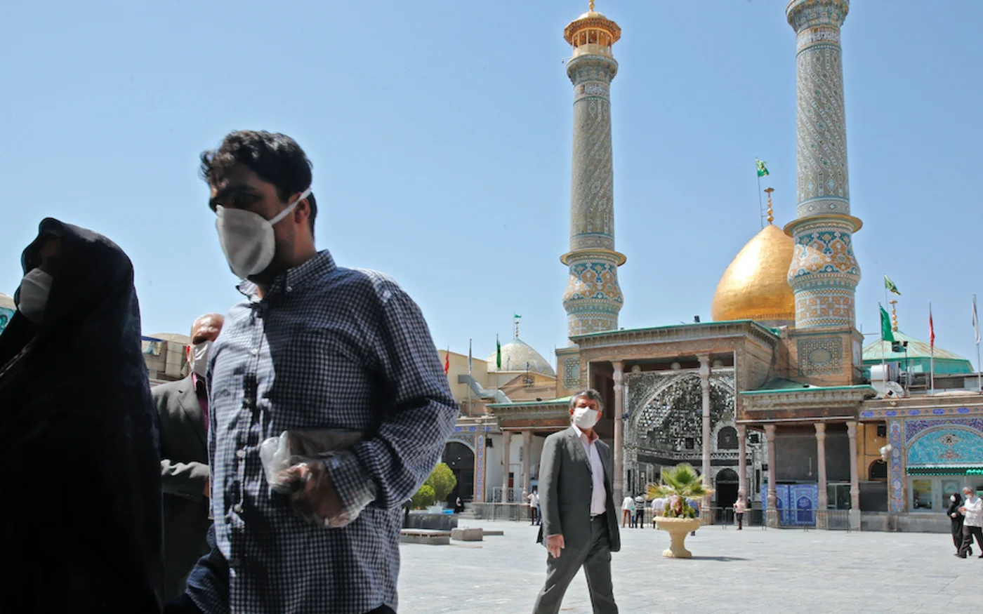 Des Iraniens visitent le sanctuaire du Shah Abdol-Azim, à Téhéran, le 25 mai 2020 (AFP)