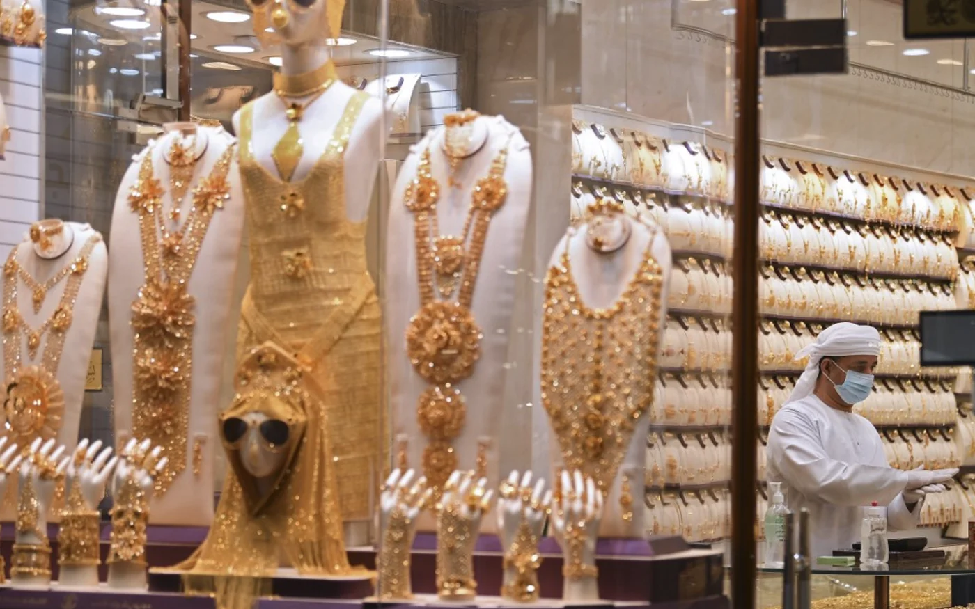 Un bijoutier dans sa boutique, à Dubai, le 13 mai 2020 (AFP)