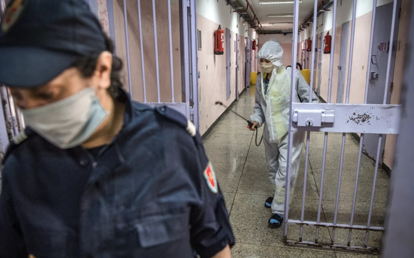 Un détenu désinfecte une porte dans la prison d'Oukacha, à Casablanca, le 18 mai 2020 (AFP)