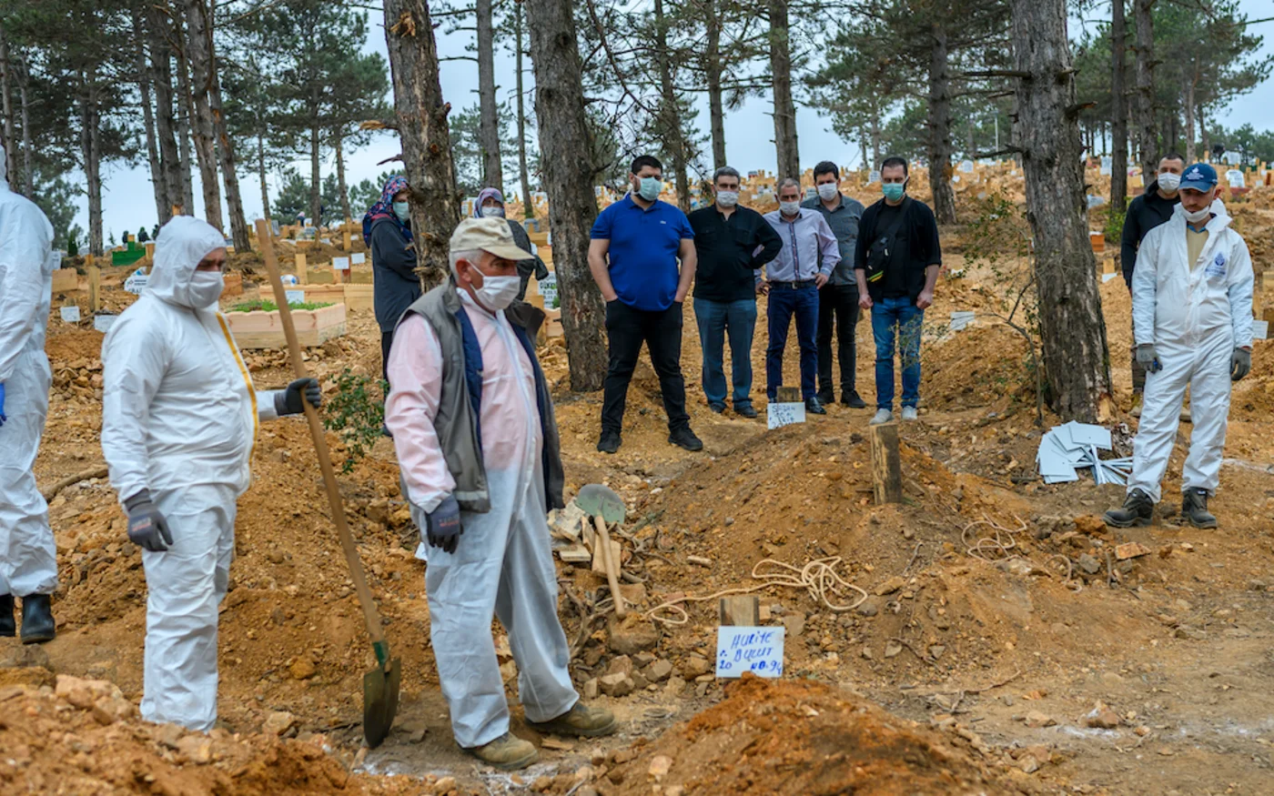 Des proches et des employés de la morgue assistent aux funérailles, dans un cimetière d'Istanbul, le 21 mai 2020 (AFP)