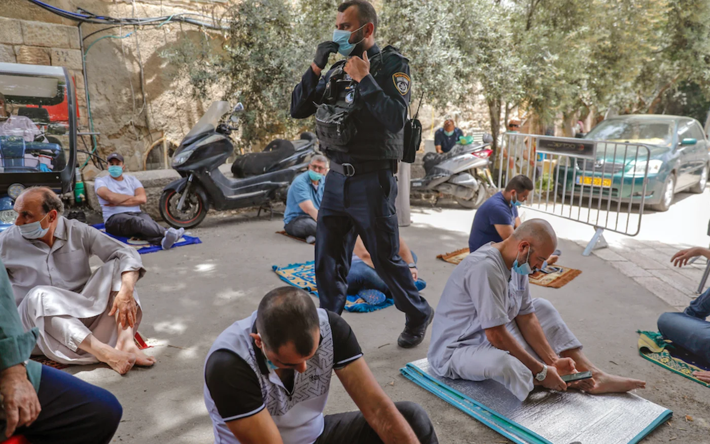 Des palestiniens accomplissent la prière du vendredi pendant le mois du Ramadan, à l'extérieur du complexe fermé de la mosquée Al-Aqsa, dans la vieille ville de Jérusalem, le 15 mai 2020 (AFP)