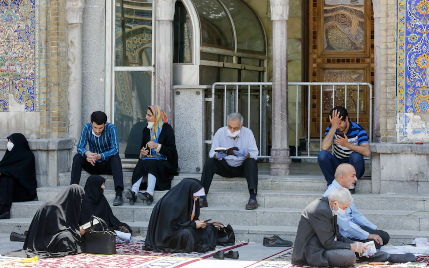 Des fidèles musulmans lisent le Coran au sanctuaire du Shah Abdol-Azim, à Téhéran, le 25 mai 2020 (AFP) 