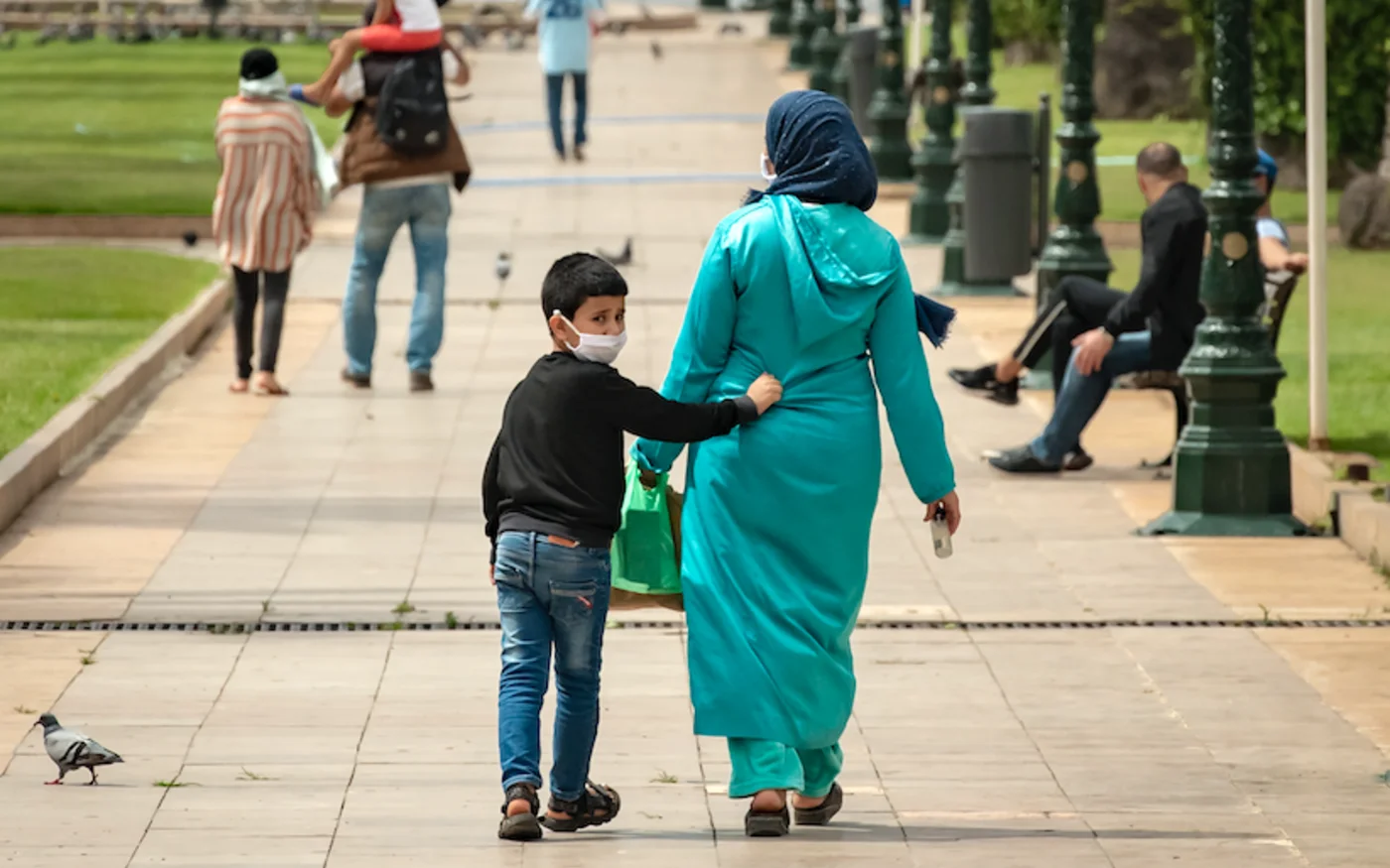Une mère marche avec son fils, à Rabat, le 16 juin 2020 (AFP)