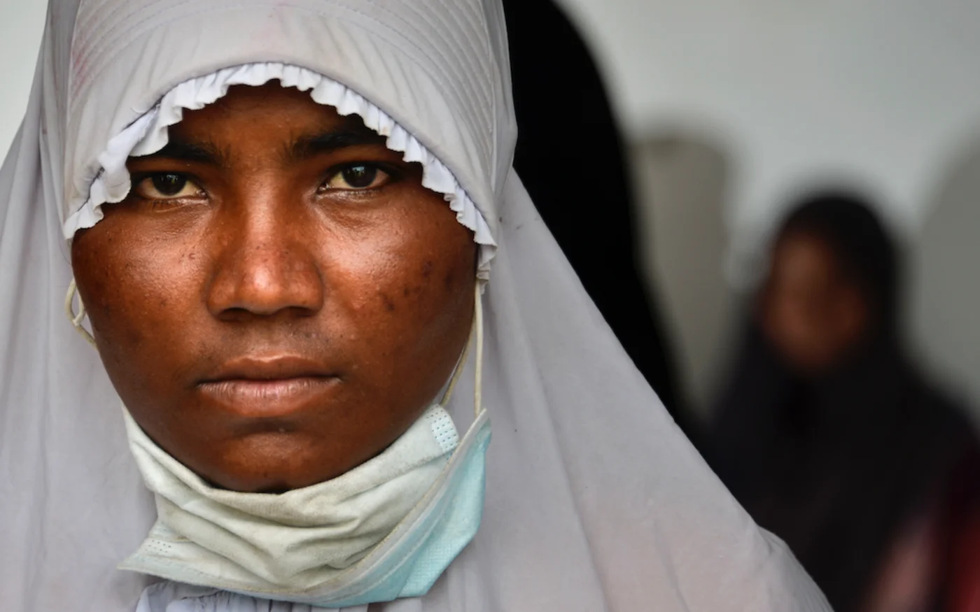 Une Rohingya du Myanmar se fait photographier par la police indonésienne au centre de détention pour immigrés, à Lhokseumawe, le 26 juin 2020 (AFP)