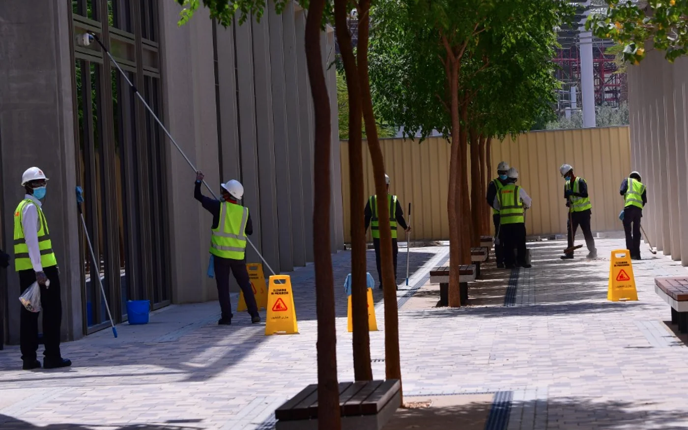 Un ouvrier nettoie le site de l'Expo 2020, à Dubaï, le 14 juin 2020 (AFP)