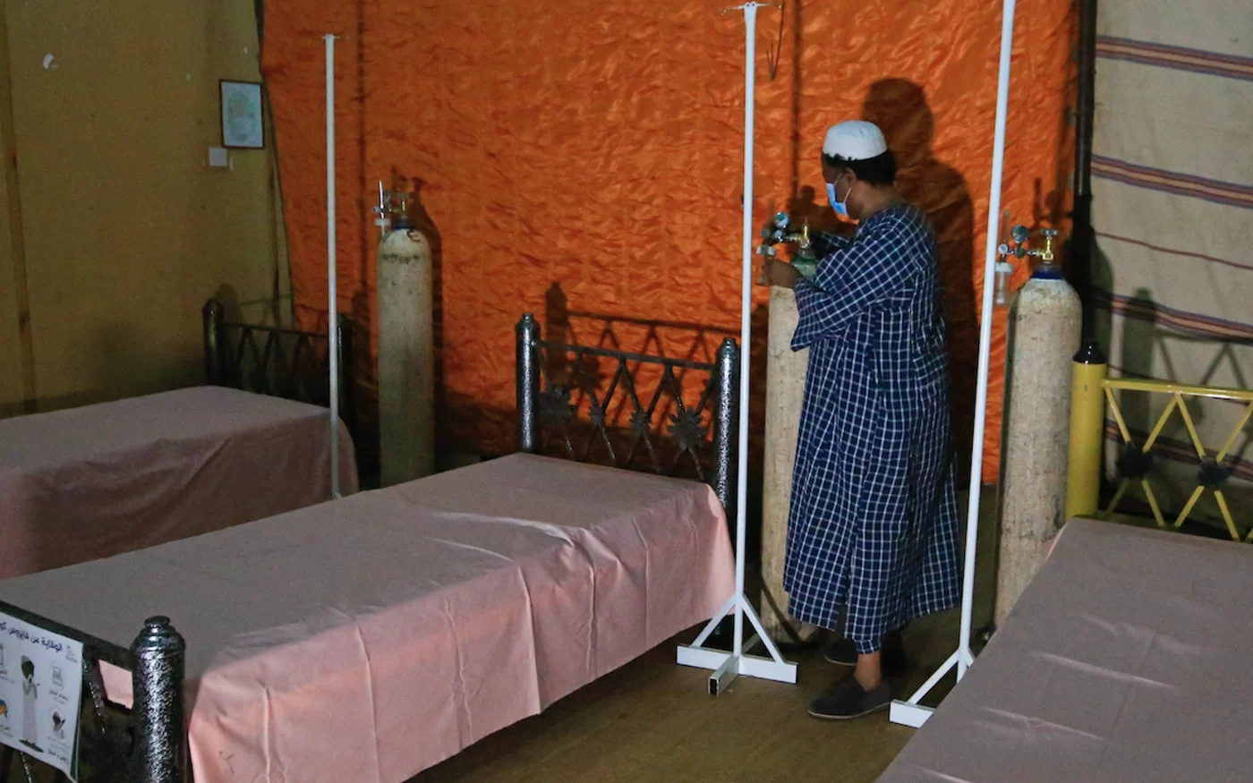 Un homme ajuste une bouteille d'oxygène dans un petit centre de traitement, mis en place par des volontaires locaux, dans le district de Shambat, au nord de Khartoum, le 18 juin 2020 (AFP)