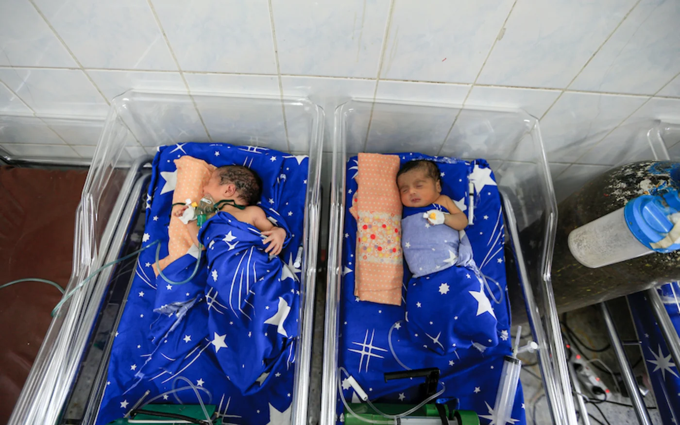 Des enfants yéménites nés prématurément, dont l'un est intubé, sont allongés à l'unité de soins intensifs néonatals de l'hôpital al-Thawra, à Sanaa, le 30 juin 2020 (AFP)