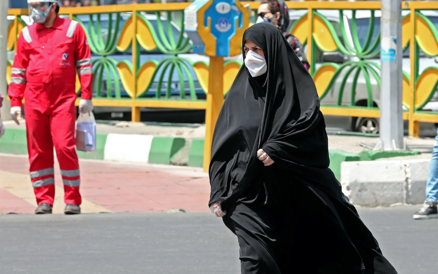 Une femme iranienne portant un masque, passe dans une rue de la capitale Téhéran, le 09 mai 2020 (AFP)