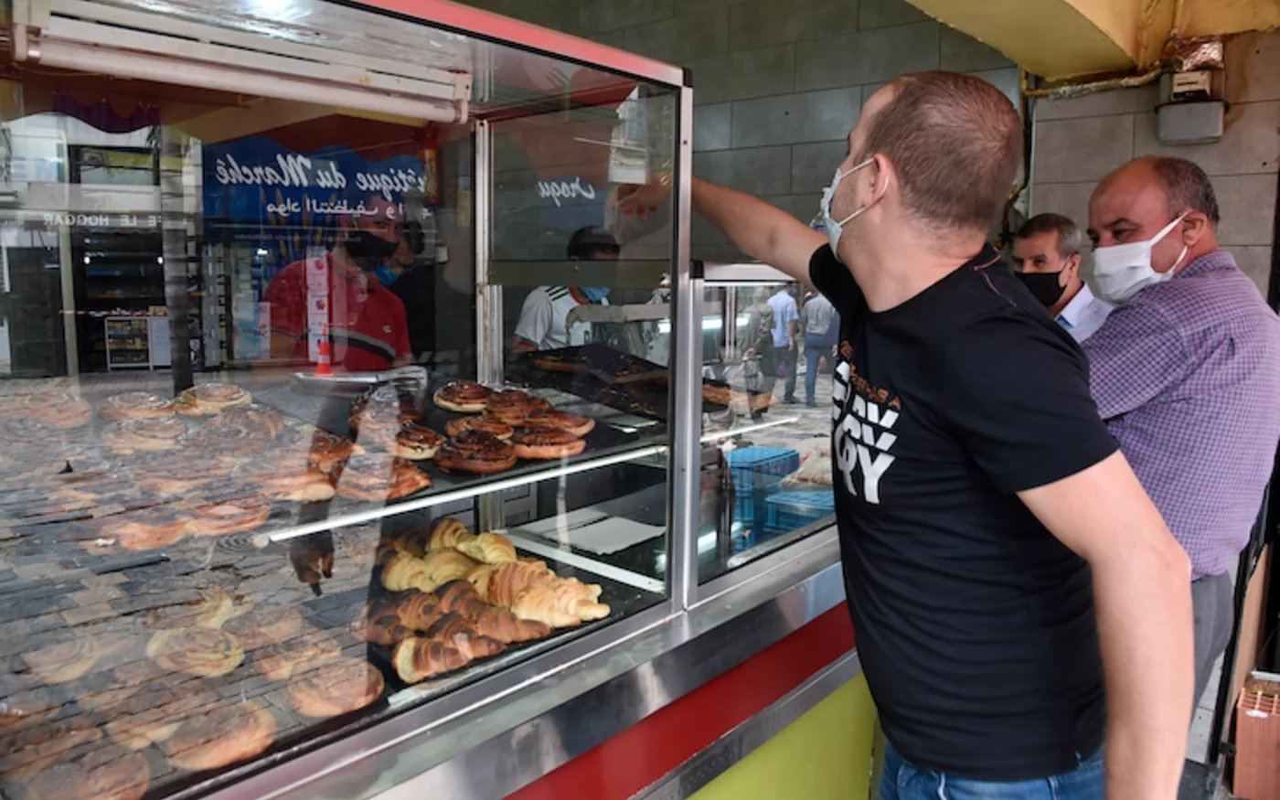 Des Algériens achètent des pâtisseries, à Alger, le 7 juin 2020 (AFP)