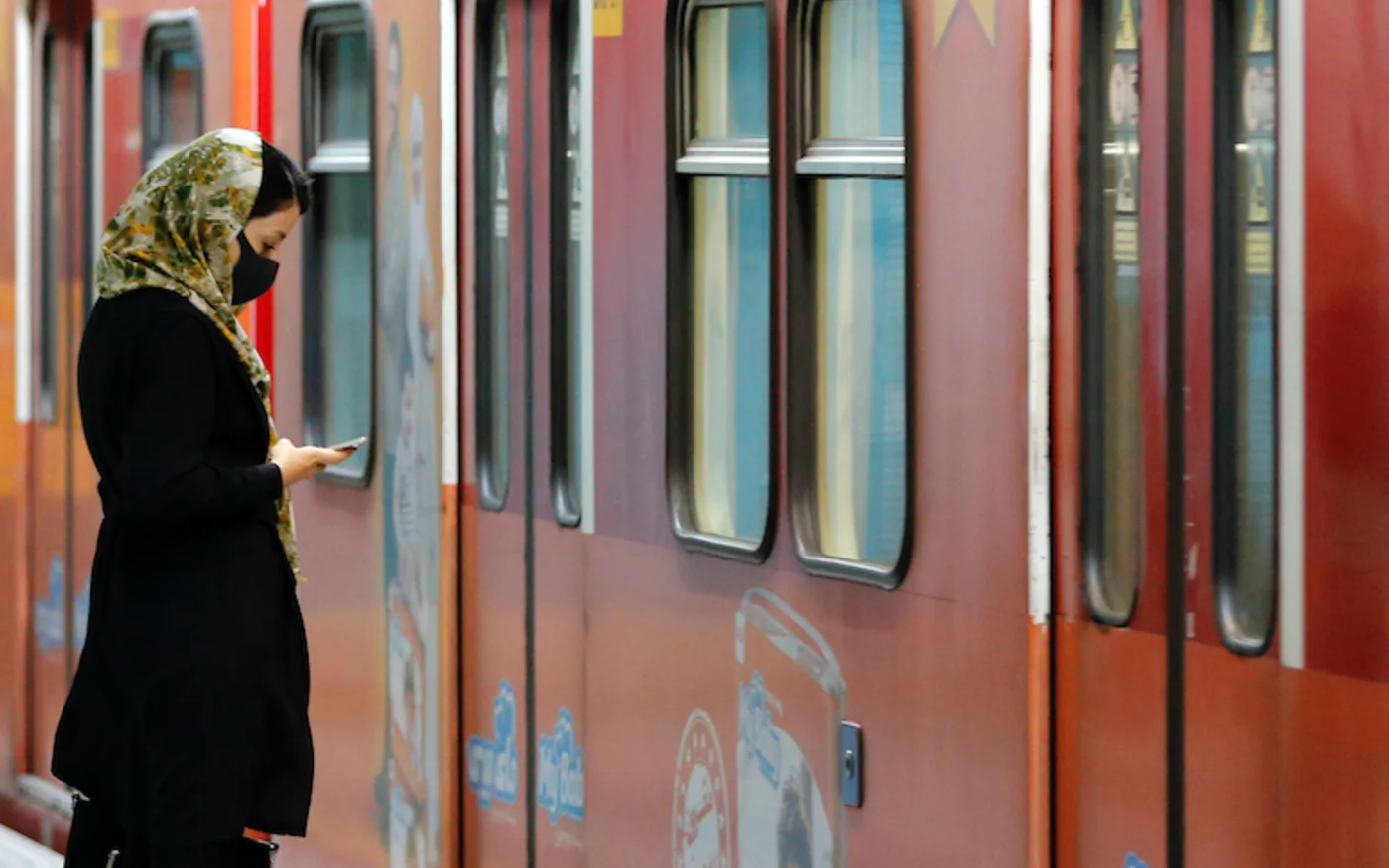 Une Iranienne attend dans une station de métro, à Téhéran, le 10 juin 2020 (AFP)