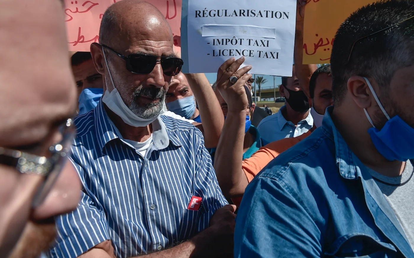 Des chauffeurs de taxi algériens participent à une manifestation, à  Alger, le 15 juin 2020 (AFP)