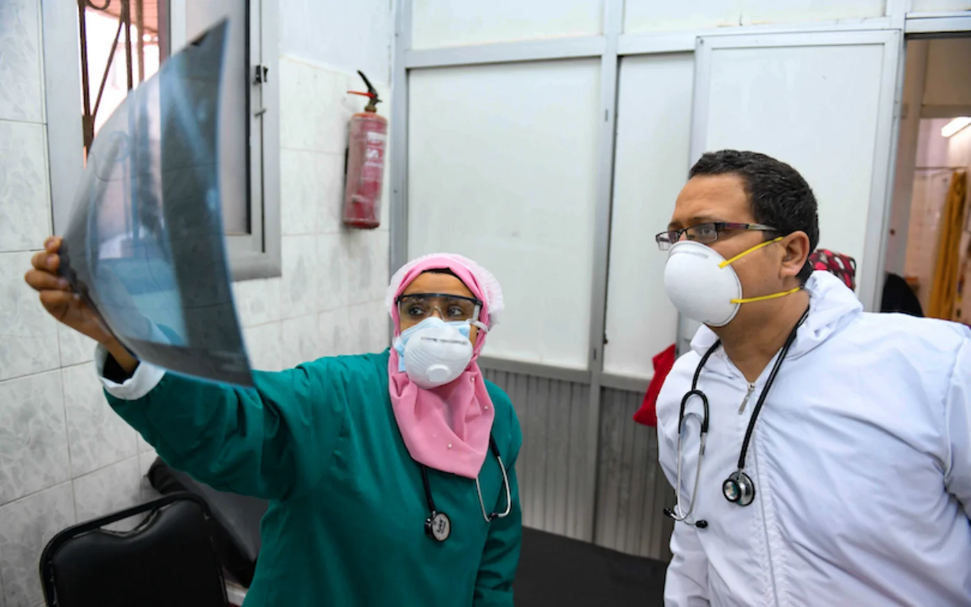 Des médecins égyptiens examinent la radiographie pulmonaire d'un patient à l'unité des maladies infectieuses de l'hôpital d'Imbaba, au Caire, le 19 avril 2020 (AFP)