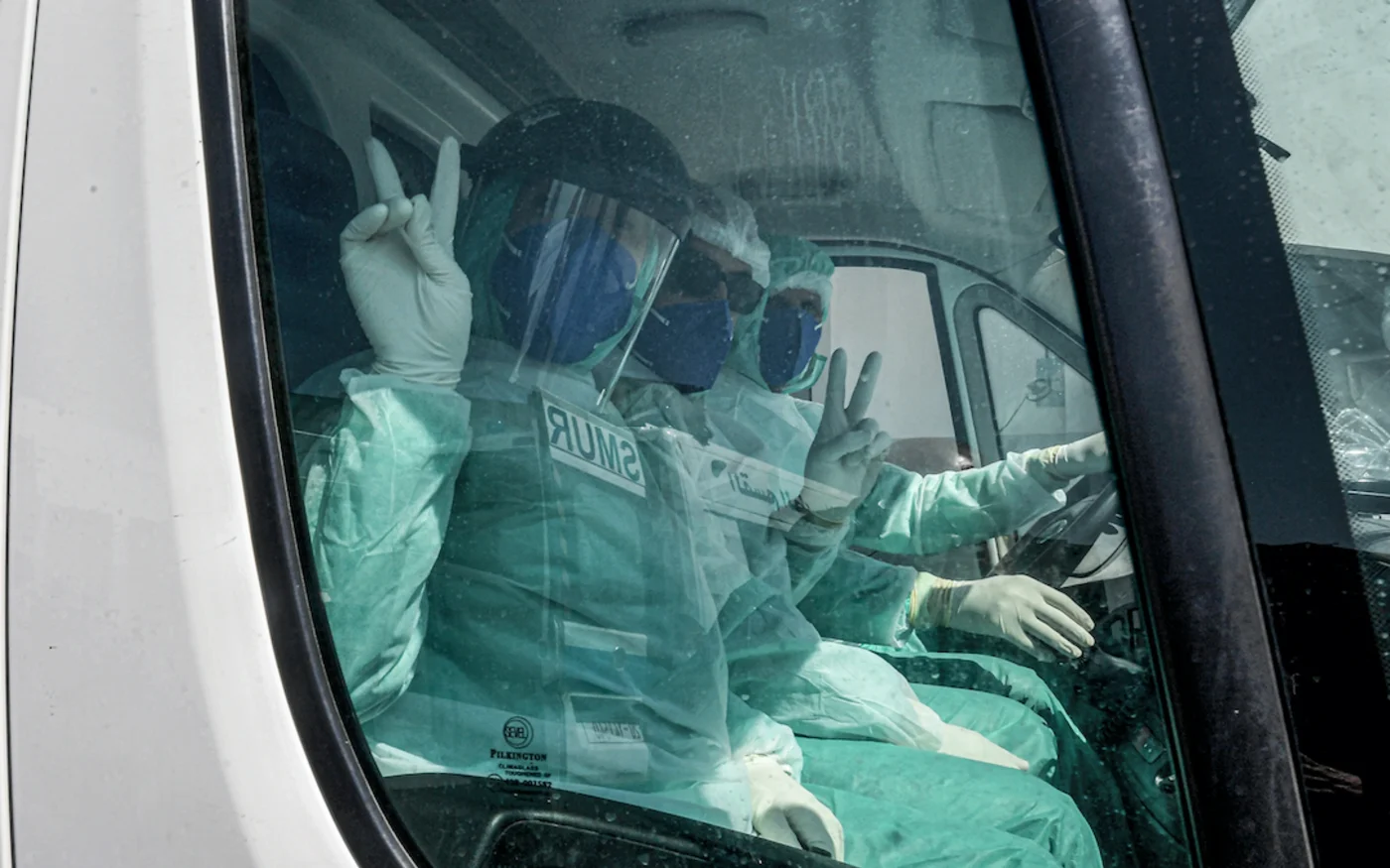 Des médecins se rendent dans la capitale Tunis, pour rendre visite à un patient atteint du coronavirus,  le 6 avril 2020 (AFP)