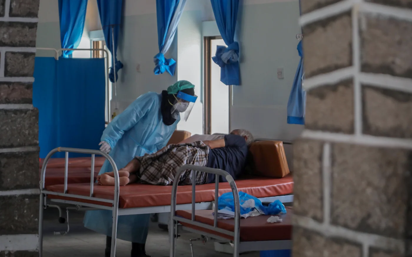 Un médecin yéménite dans un centre de quarantaine, à Taez, le 21 juin 2020 (AFP)