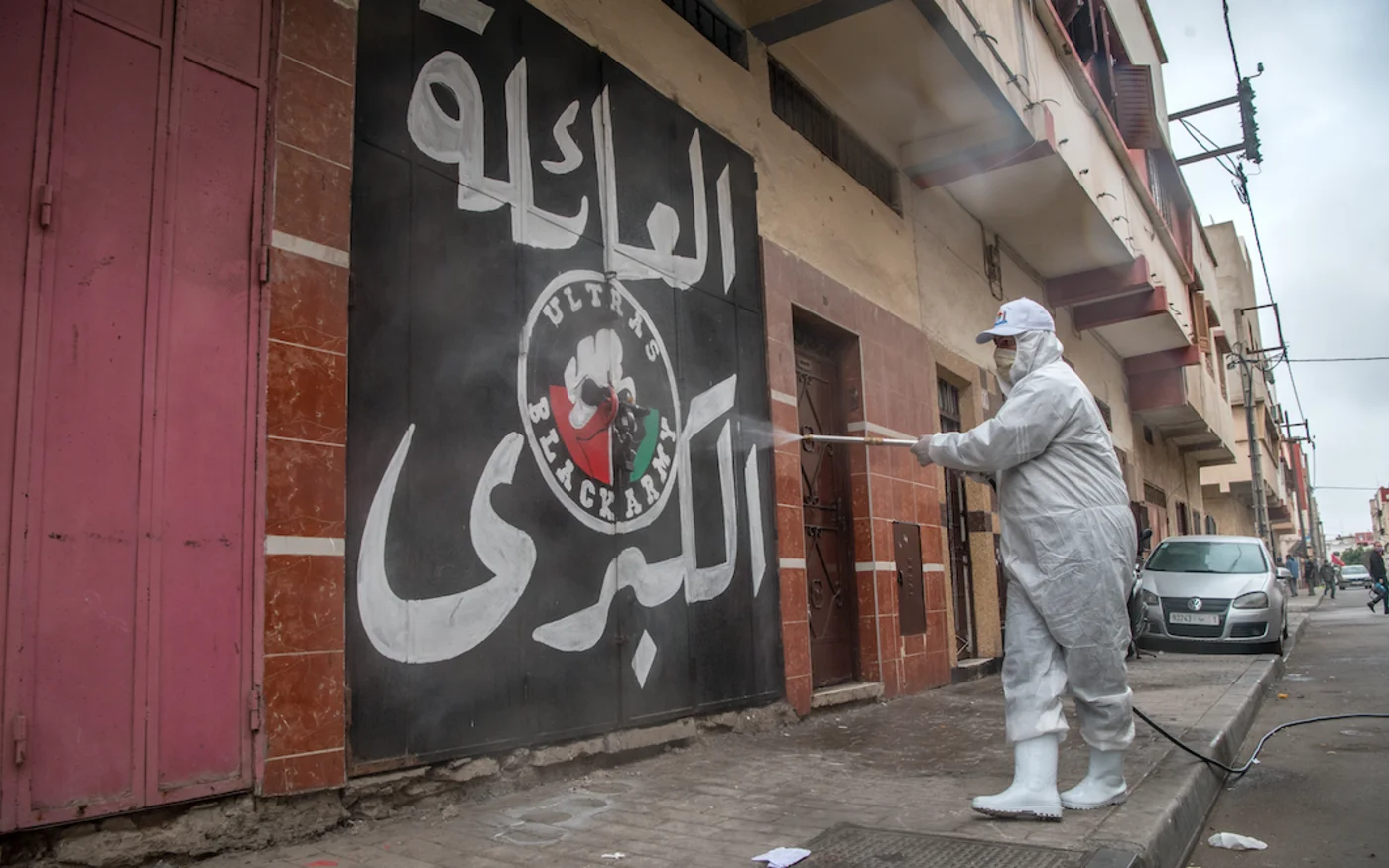 Opération de désinfection dans une rue, à Rabat, le 9 avril 2020 (AFP)