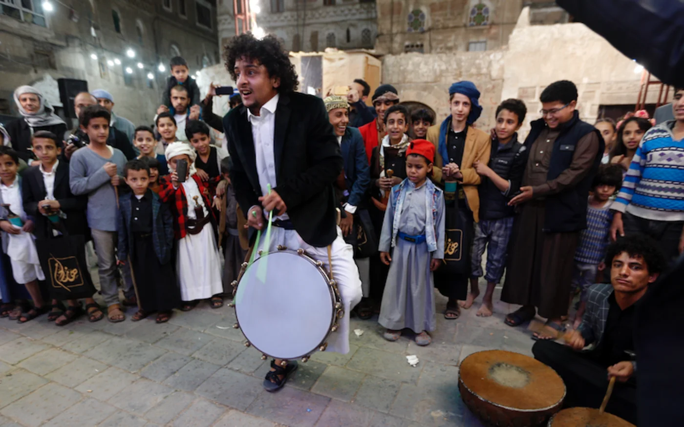 Des Yéménites dansent lors d'une cérémonie de mariage, à Sanaa, le 19 décembre 2019 (AFP)