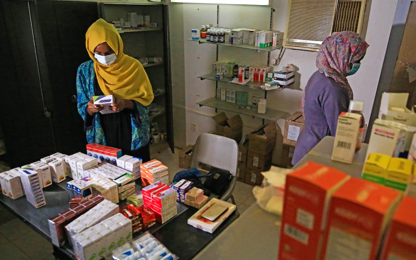 Des pharmaciens volontaires trient des médicaments, dans le district de Shambat, au nord de Khartoum, le 18 juin 2020 (AFP)