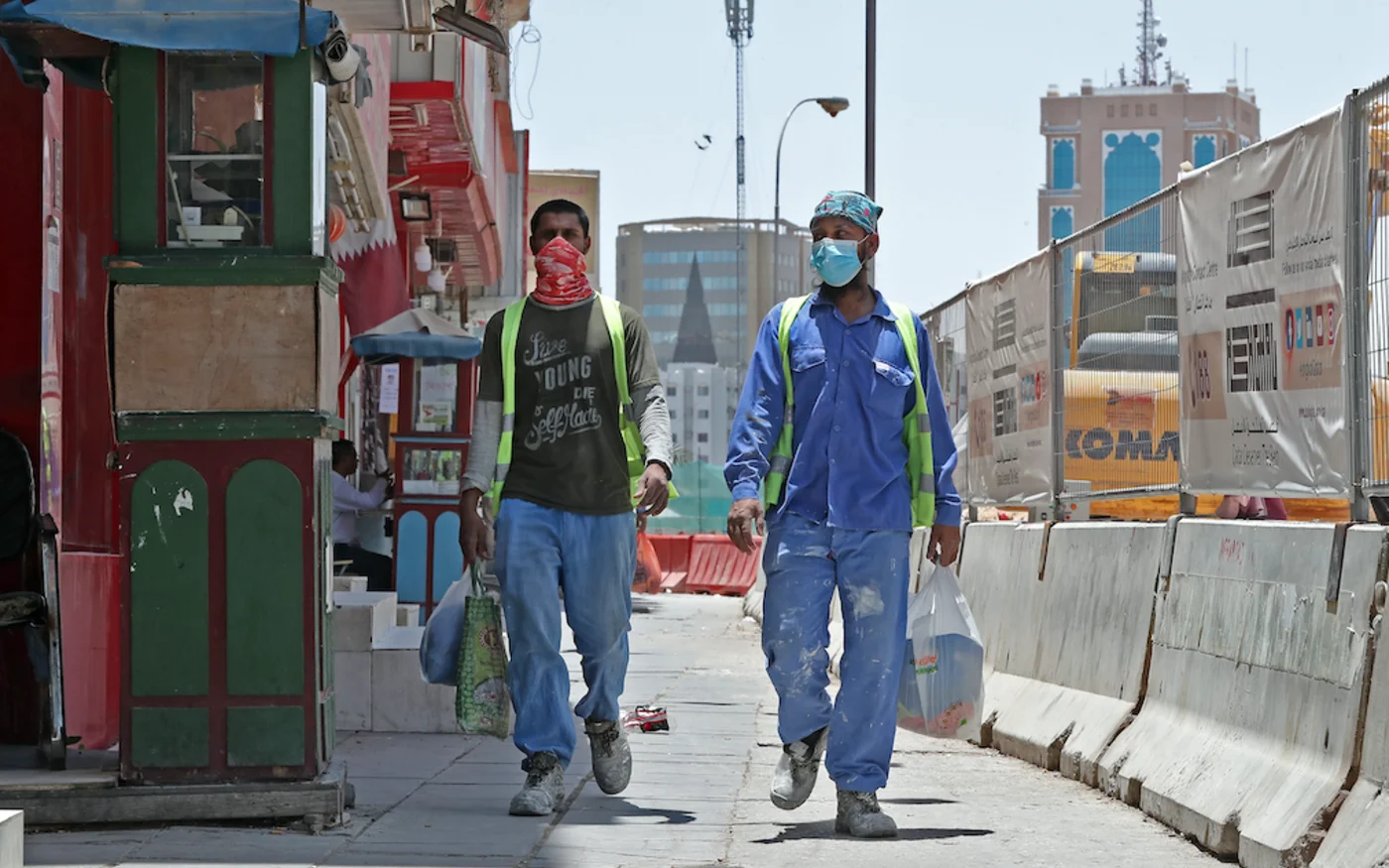 Des travailleurs portant des masques de protection, à Doha, le 17 mai 2020 (AFP)