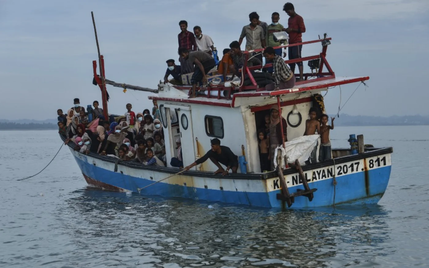 Un bateau transportant des Rohingyas, arrive sur les rives du village de Lancok, en Indonésie, le 25 juin 2020 (AFP)