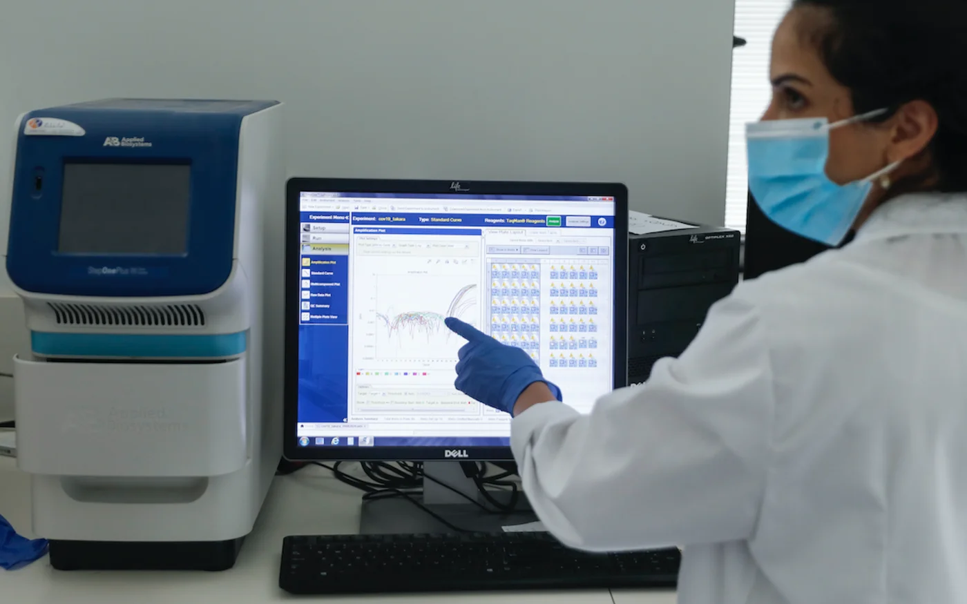 Une chercheuse israélienne, au département d'ingénierie biotechnologique de l'université Ben Gourion, à Beersheba, dans le sud d'Israël, le 11 juin 2020 (AFP)