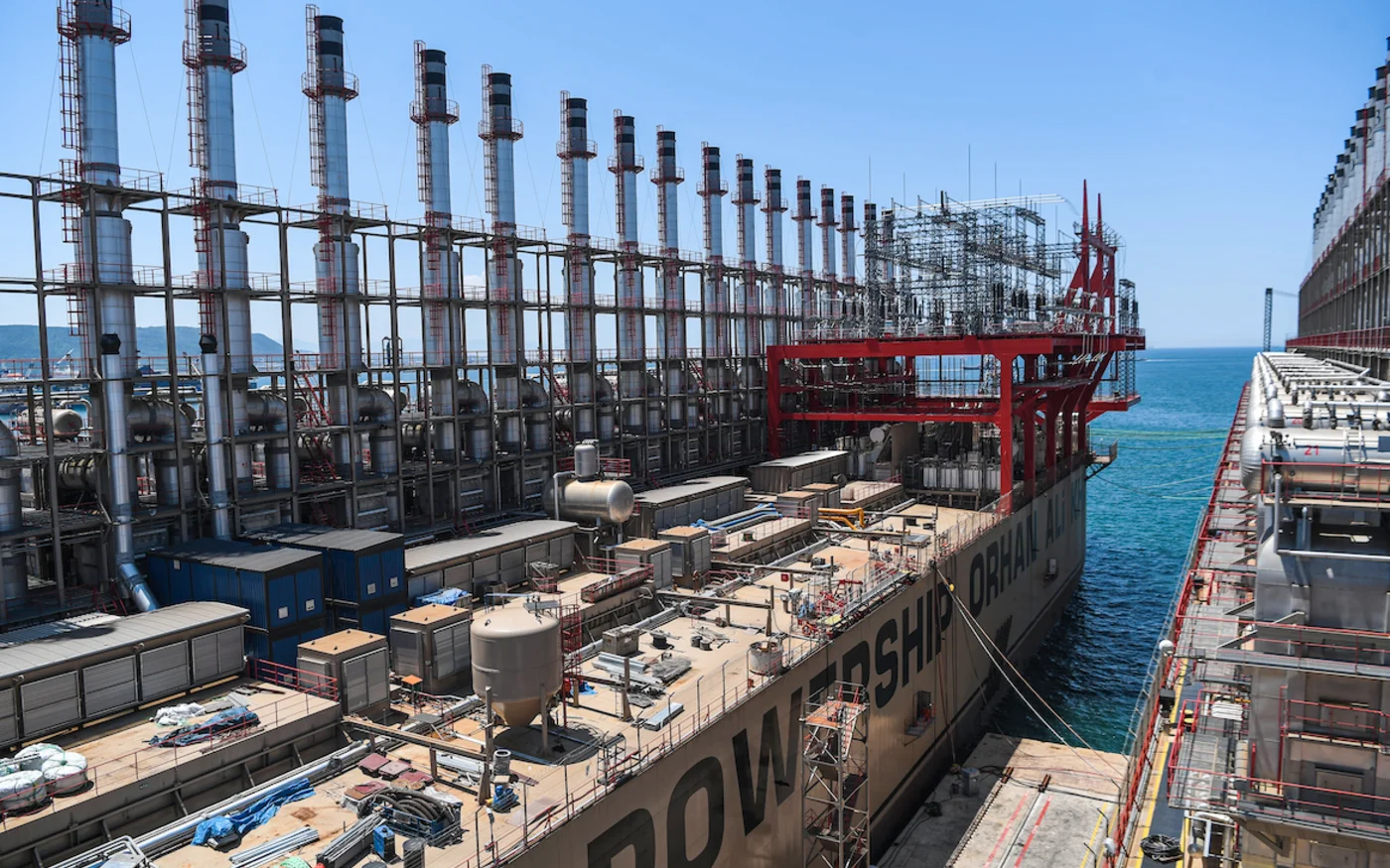 L’entreprise Karpowership construit depuis près de 15 ans des centrales flottantes en reconvertissant de vieux navires de transport de marchandises (AFP)