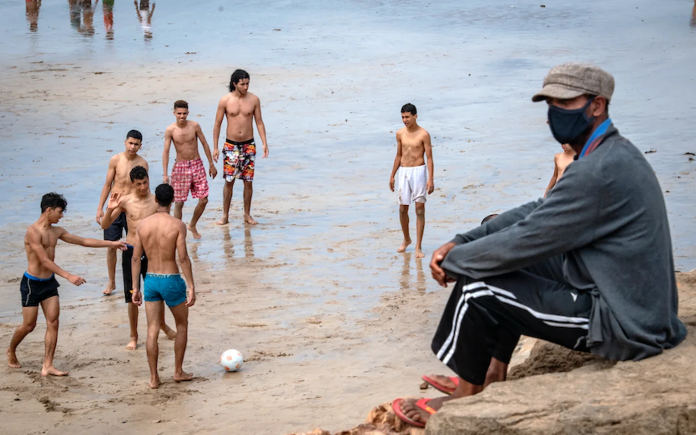 Des Marocains se rassemblent sur une plage, à Salé, le 25 juin 2020 (AFP)