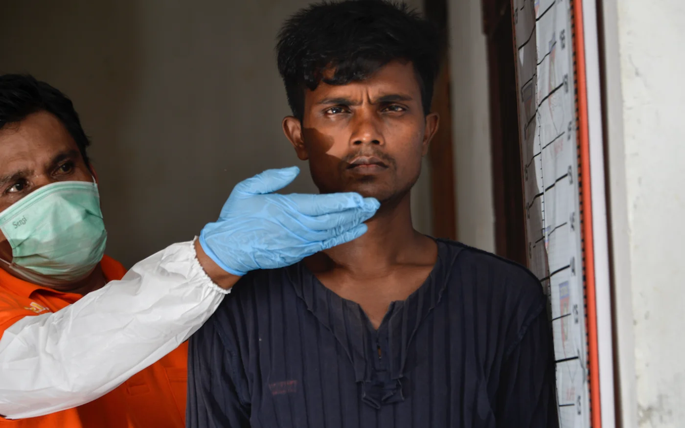Un Rohingya du Myanmar se fait photographier par la police indonésienne au centre de détention pour immigrés, à Lhokseumawe, le 26 juin 2020 (AFP)