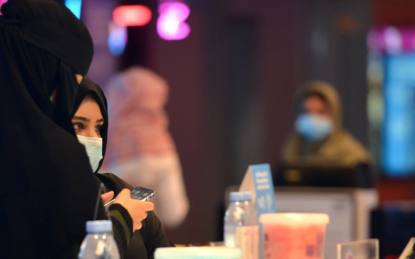Des femmes saoudiennes dans un centre commercial, à Riyad, le 22 juin 2020 (AFP)