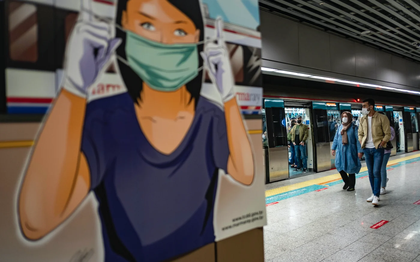 Des passagers dans une station métro, à Istanbul, le 27 mai 2020 (AFP)