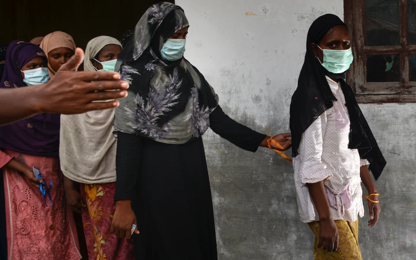 Des femme rohingyas font la queue après avoir été identifiée par la police indonésienne au centre de détention pour immigrés, le 26 juin 2020 (AFP)