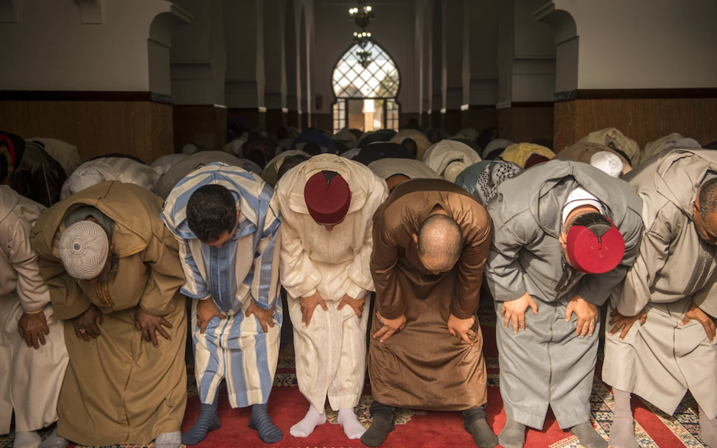 Des fidèles marocains prient dans une mosquée, à Rabat, le 24 novembre 2017 (AFP)
