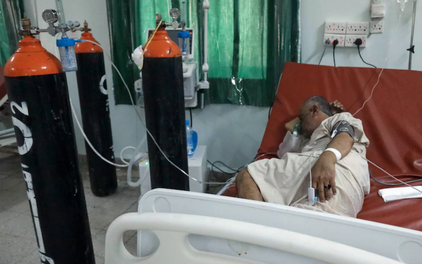 Un patient yéménite atteint de COVID-19 se repose dans un centre de quarantaine, à Taez, le 21 juin 2020 (AFP)