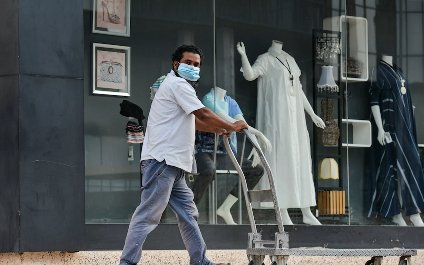 Un ouvrier pousse une charrette, à Riyad, le 21 juin 2020 (AFP)