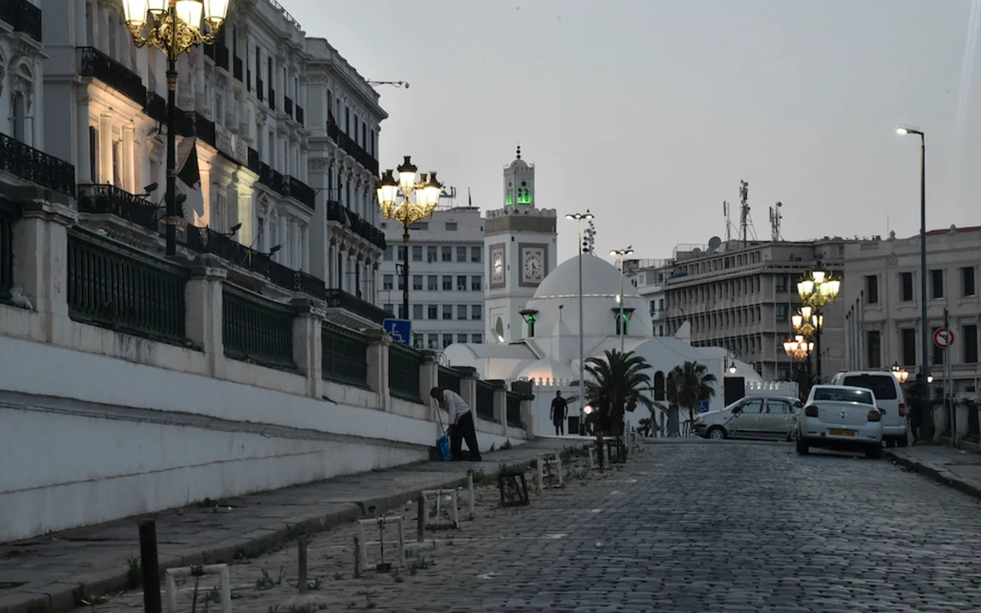 Une photo montre la capitale algérienne, Alger, au début du couvre-feu imposé par les autorités, pour empêcher la propagation du coronavirus, le 29 juin 2020 (AFP)