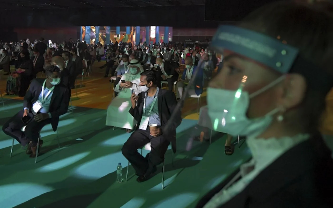 Des participants assistent à la première conférence depuis la mise en place des restrictions de protection contre le coronavirus, à Dubaï, le 16 juillet 2020 (AFP)