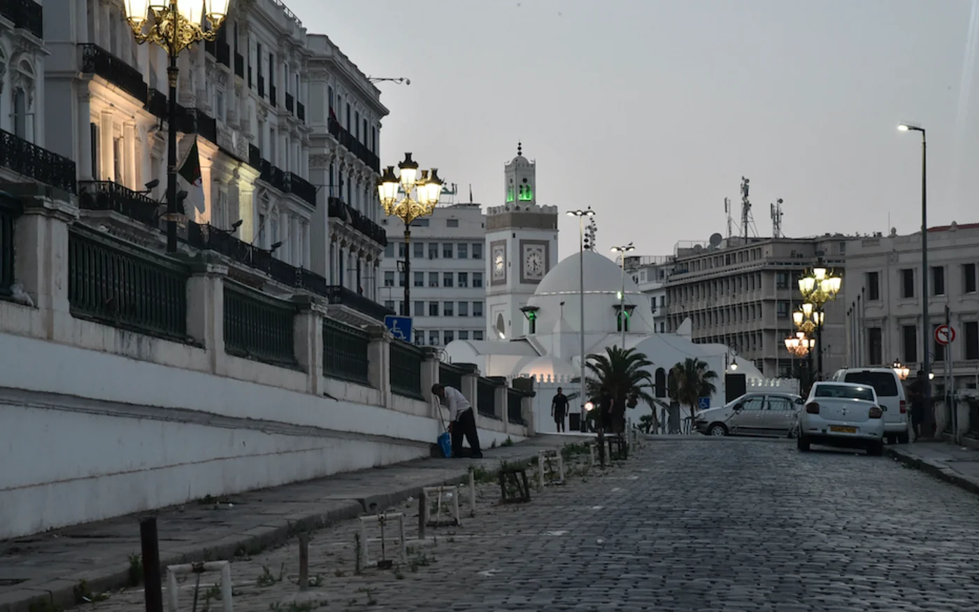  27 357 cas de contamination ont été officiellement recensés en Algérie, dont 1 155 décès, depuis l’enregistrement du premier cas le 25 février (AFP)