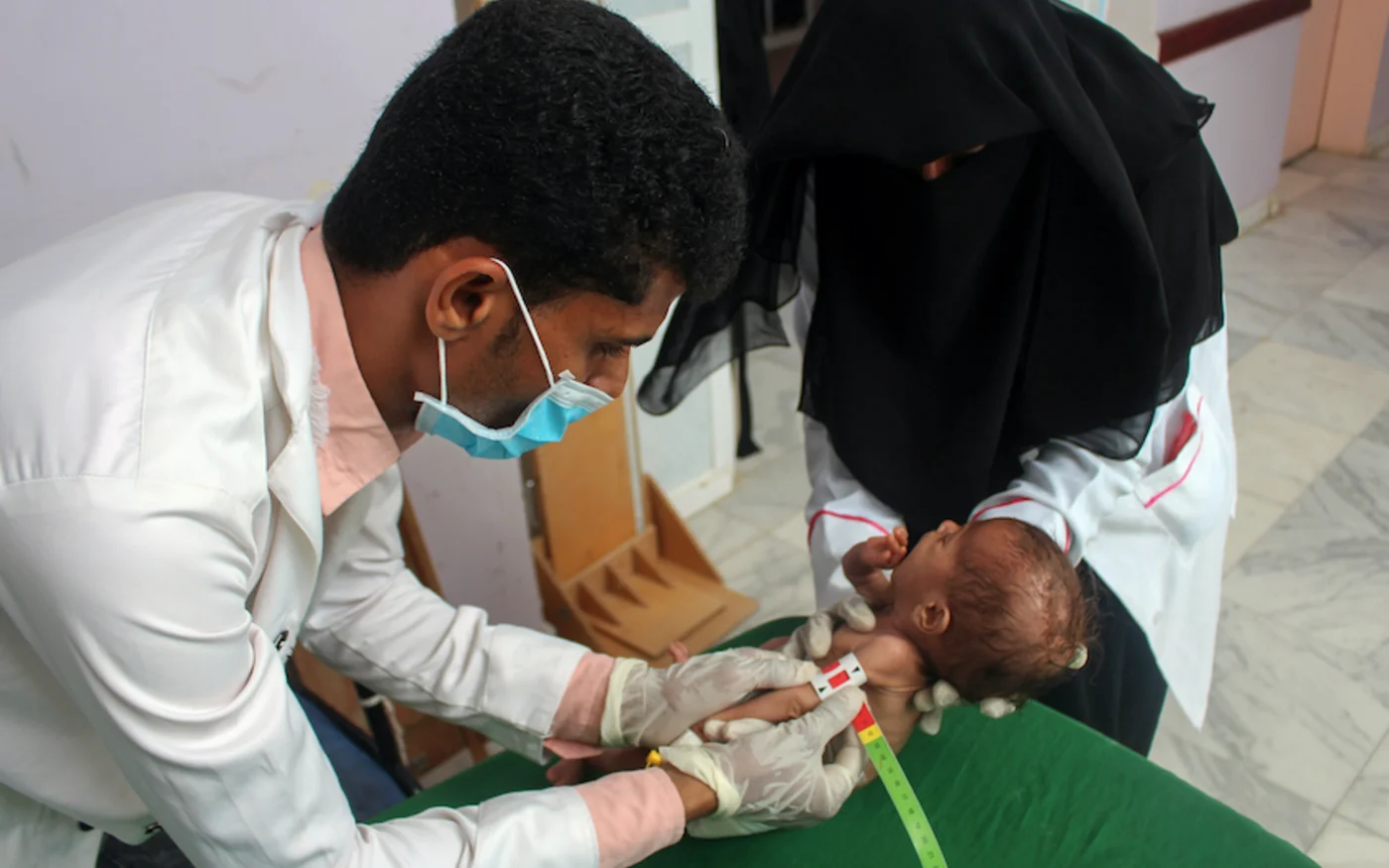 Un enfant yéménite souffrant de malnutrition, dans un centre de traitement dans la province de Hajjah, au nord du Yémen, le 5 juillet 2020 (AFP)