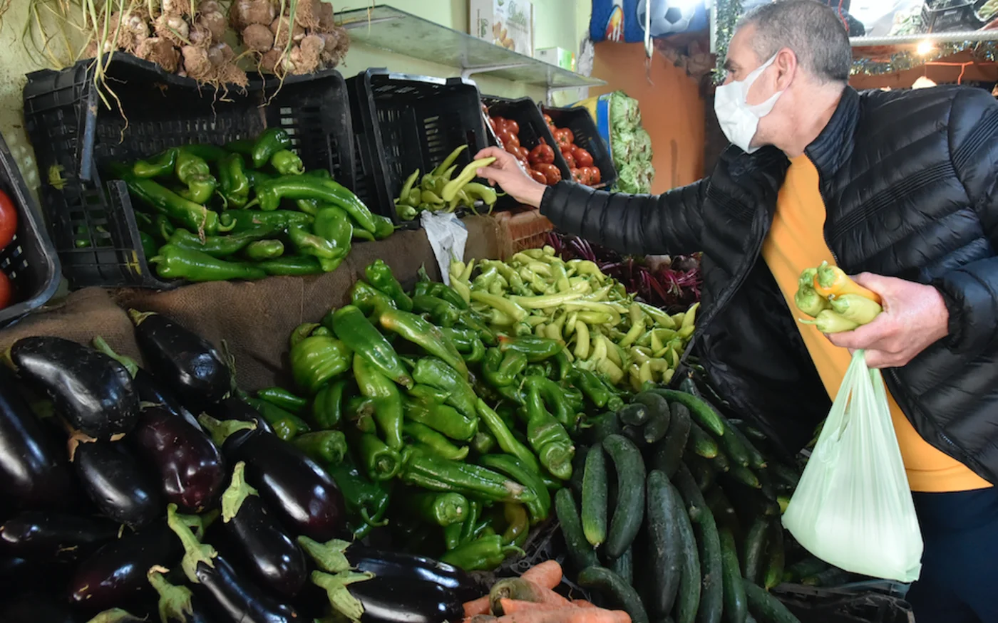 Un Algérien achète des légumes sur un marché, à Alger, le 25 avril 2020 (AFP)