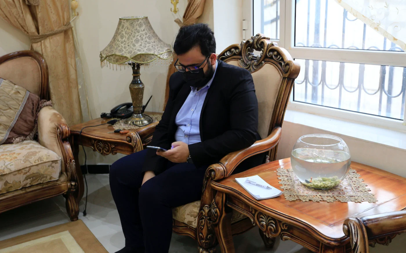 Le médecin yéménite Sami al-Hajj, répond à des appels téléphoniques dans la capitale Sanaa, le 2 juin 2020 (AFP)