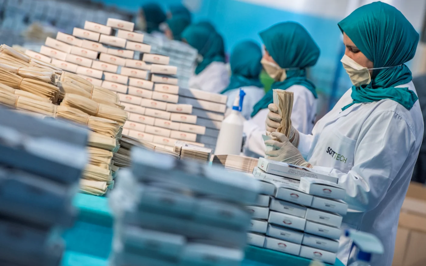 Des ouvrières emballent des masques de protection dans une usine, à Casablanca, le 10 avril 2020 (AFP)