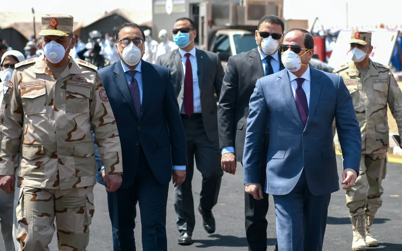 Une photo distribuée par la présidence égyptienne, montre le président Abdel Fattah al-Sisi (à droite), lors d'une visite d'une base militaire, au Caire, le 7 avril 2020 
