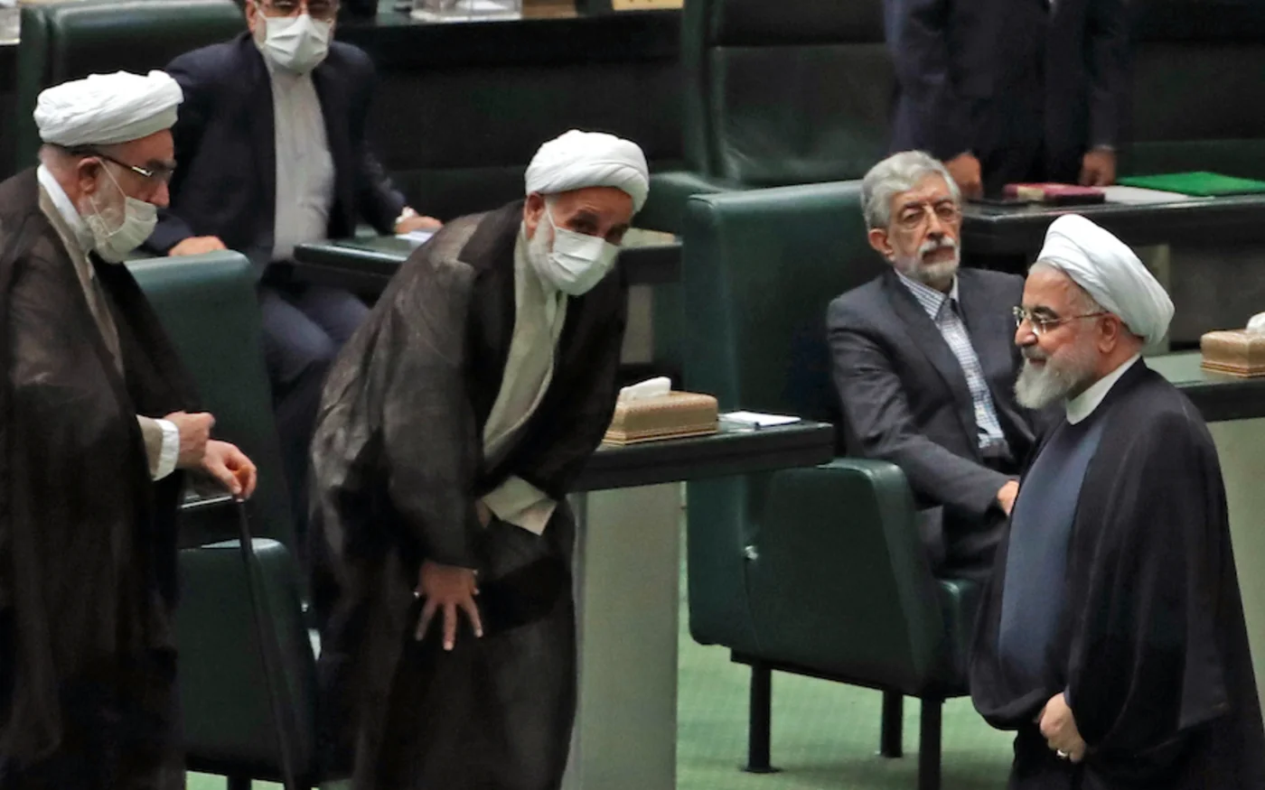 Le président iranien Hassan Rouhani (à droite) au nouveau parlement, à Téhéran, le 27 mai 2020 (AFP)