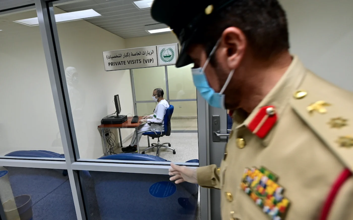 Un détenu lors d'une visite virtuelle à la prison Al-Awir, à Dubaï, le 21 mai 2020 (AFP)