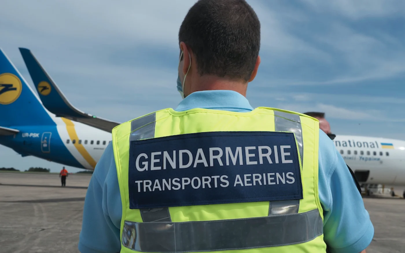Un policier du transport aérien à l'aéroport Chateauroux-Deols, en France, le 22 mai 2020 (AFP)