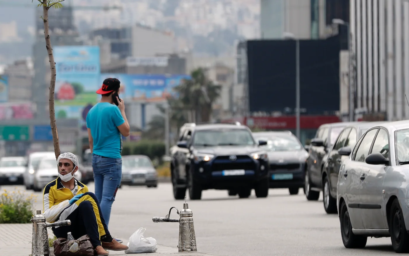 Un vendeur de café ambulant, à Beyrouth, le 5 mai 2020 (AFP)