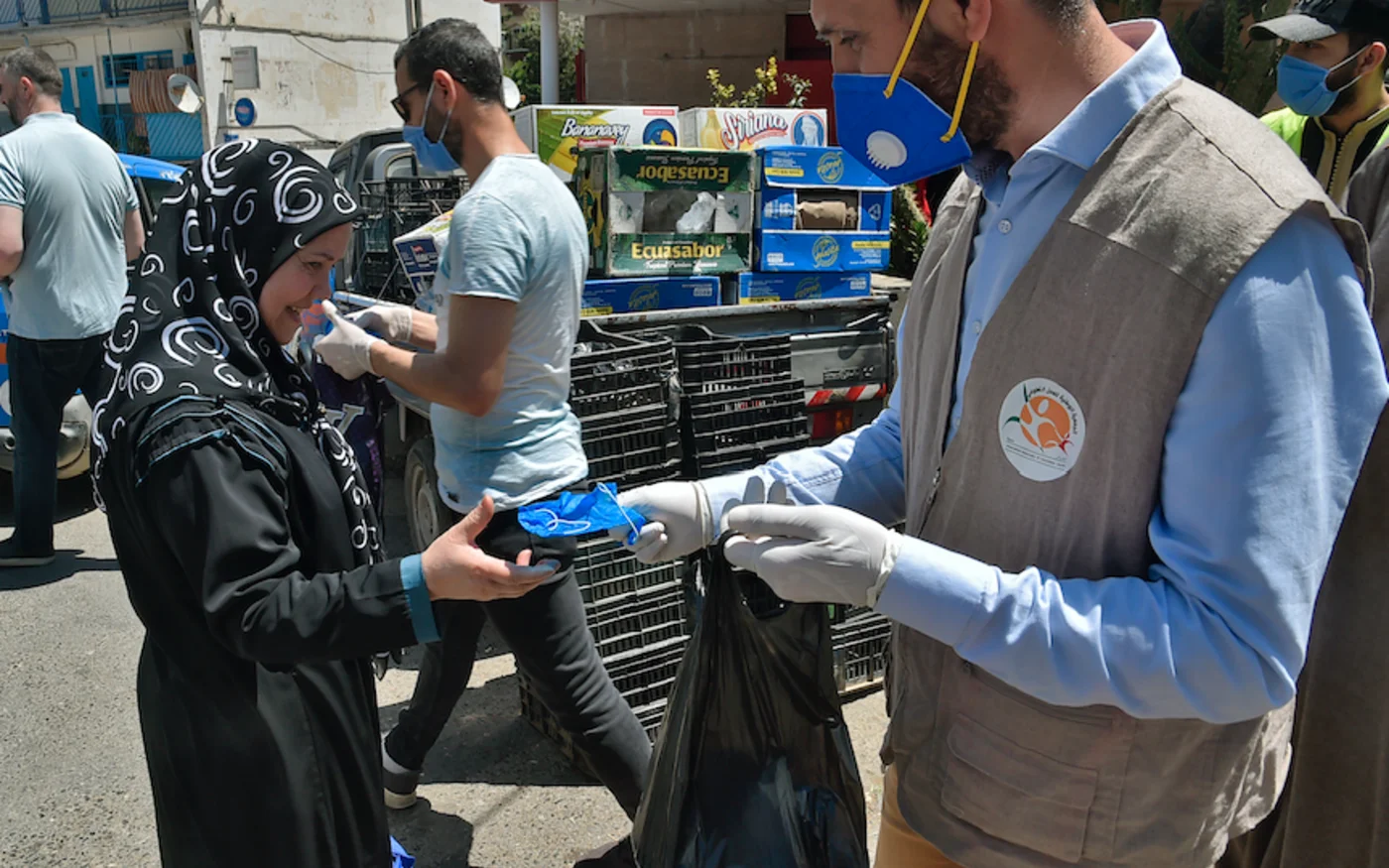 Des bénévoles distribuent des masques, à Alger, le 21 mai 2020 (AFP)