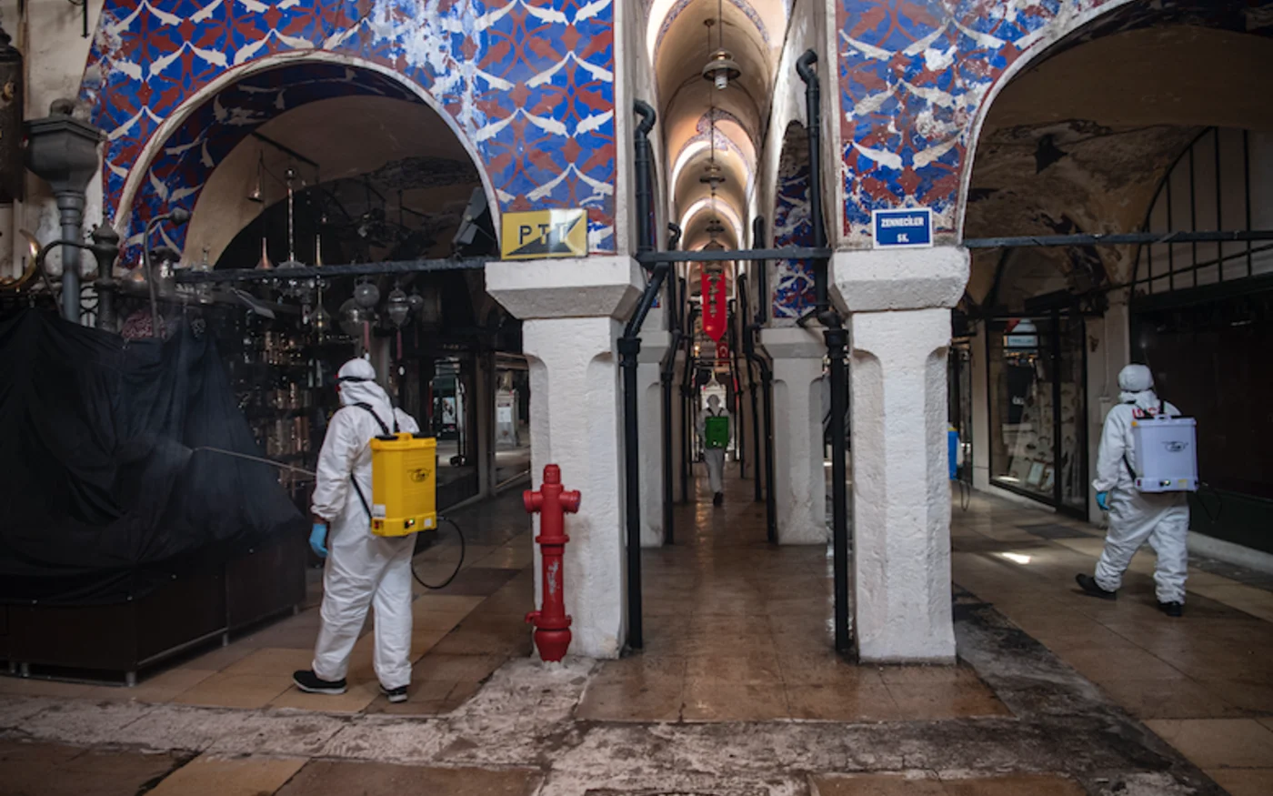 Des agents municipaux désinfectent le Grand Bazar, à Istanbul, le 20 mai 2020 (AFP)